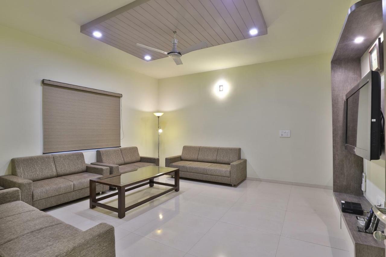Capital O 47284 Atithi Resort Bharuch 外观 照片